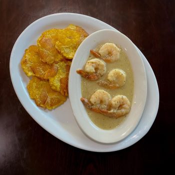 tostones y camarones
